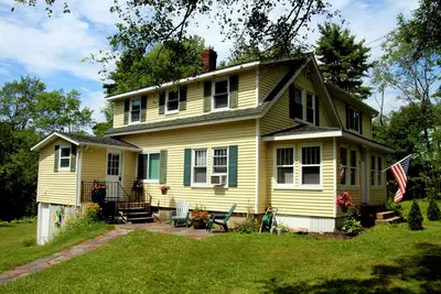 Marchez jusqu'à la ville depuis l'élégante maison New England.