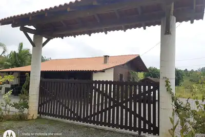 Image de Belle maison en place. La plage de Piçarras est à 6 kilomètres.