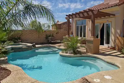 Image de Résidence entière! Piscine privée et patio: des tarifs spéciaux peuvent être disponibles