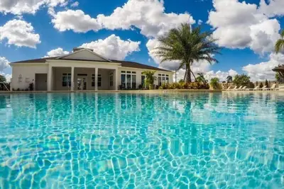 Image de Maison mitoyenne de 3 chambres dans un complexe de luxe, pour 8 personnes, à 10 min. à Disney!