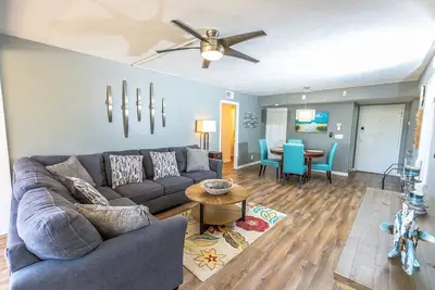 Image de 2 chambres / 2 salles de bain, sur votre propre port privé - luxe W / Services complets 2ème étage!