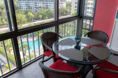 Image de 2 chambres / 2 salles de bain, sur votre propre port privé - Condo artistique avec toutes les commodités - Dernier étage!