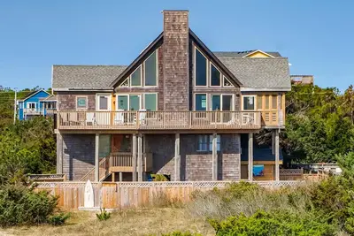Image de Oceanfront Beach Getaway w \/ Pool, bain �� remous, salle de jeux, véranda