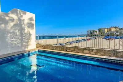 Image de Nouvellement rénové, vue sur l'océan, en bord de mer, avec piscine privée!