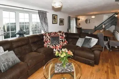 Image de Lynwood Cottage - Cinq Chambres Maison, Couchages 12