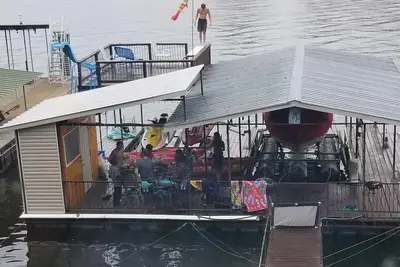 Image de Lakefront Home, Killer Dock! Grande crique en eau profonde. 14 personnes + âge minimum pour louer 25