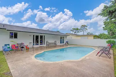 Image de Beau bijou dans les jardins de Miami avec piscine privée