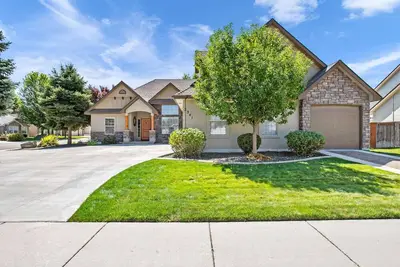 Image de Nouveau Listing Modèle comme à la maison avec deux suites principales et bain à remous privé