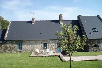 Maison en pierre de plain-pied avec jardin clos, vélos et plage à proximité