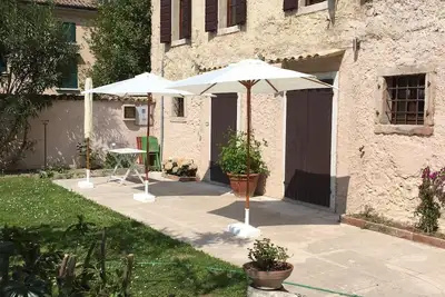Image de Villa vue lac entourée de verdure