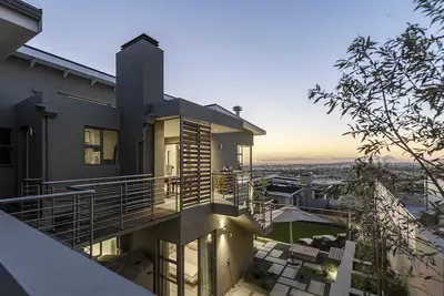 Villa de luxe nouvellement construite à Somerset West (prête à être occupée le 1er décembre 2019)