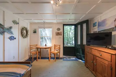 Image de Enchanted Summer \/ Fall Cottage au bord du lac