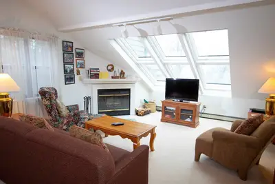 Image de Super endroit! Condo côté montagne avec accès à la piscine intérieure et à la navette de ski