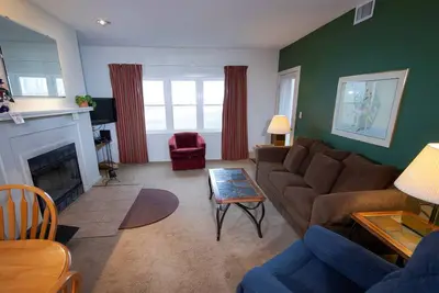 Image de Condo skis aux pieds avec accès à la piscine intérieure, navette de ski