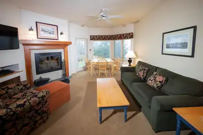 Image de Suite confortable avec accès skis aux pieds | Bains à remous, sauna, piscine et plus sur place!