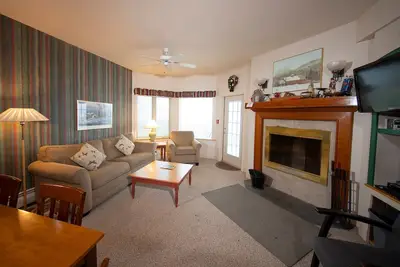 Image de Suite à flanc de montagne près des pistes! Accès à la piscine, aux spas, à l’arcade et plus encore!