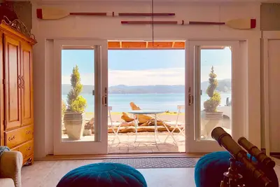 Image de Waterfront Guest House avec foyer, cuisine extérieure, spa. , Plages privées et plus encore!