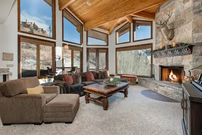 Image de Deer Valley Mid-Mountain Ski In / Out 3 Bdrm 3. Condo de 5 salles de bain. Spa privé