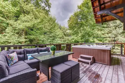 Image de Le Chic Log Chalet w/ Cozy Spa
