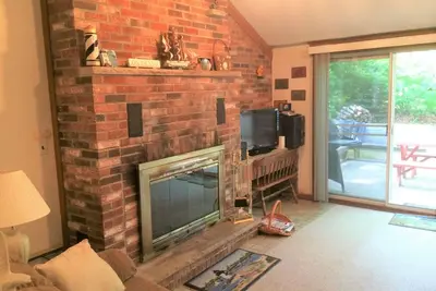 Image de Brick Ranch sur le cul-de-sac, avec cheminée et climatisation centrale!