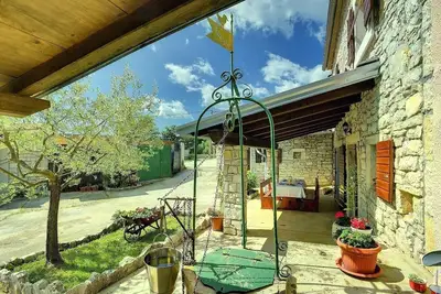 Image de Finca en pierre rustique et moderne avec deux places de parking sur le terrain et une terrasse couverte