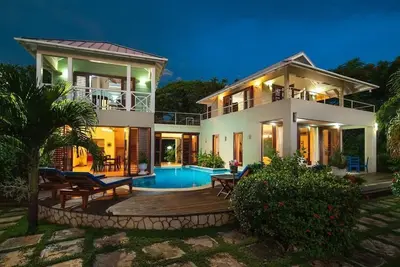 Image de Waterfront Balinese Style! Piscine! Personnel! Sunsets! Petit Waters Negril 4br