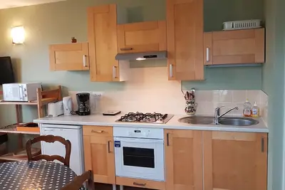 Image de Les contines appartement meublé dans maison individuelle avec jardin arboré