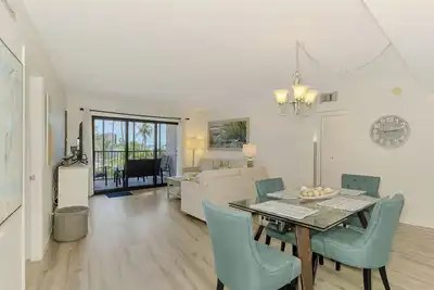Image de 2 chambres 2 salles de bain, vue sur le golfe, sur votre propre port privé au 3ème étage!