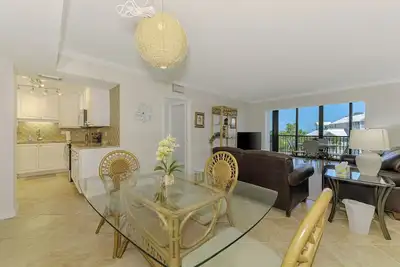 Image de 2 chambres / 2 salles de bain, vue de North Bay, sur votre propre port privé - luxe sur Siesta Key