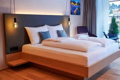 Image de Junior Suite Superior - Morning Red - Cours de l'hôtel à l'heure du matin. Lit et brunch