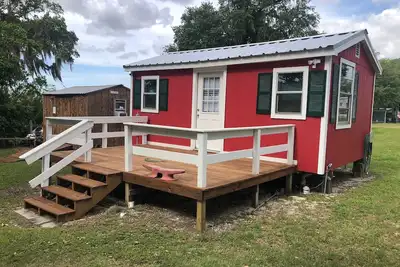 Image de Camp Paradise Pecan Island - Cabine rouge uniquement