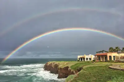 Image de Incroyable villa de style espagnol en bord de mer avec cour privée et terrasse sur le toit