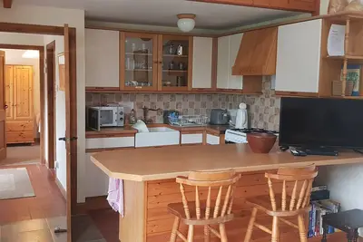Image de Chalet confortable avec poêle à bois, situé dans un endroit paisible près de la rivière et des bois.