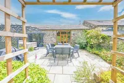 Image de Conversion StunningBarn avec un hottub