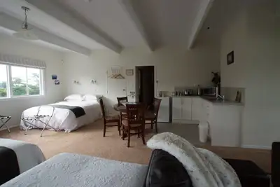 Image de Karapiro Family Cottage, 1 sur 3 dans un jardin champêtre en bordure d'une réserve indigène