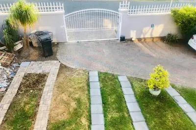 Image de Beau studio appartement assis sur une belle superficie avec des roches artificielles naturelles.