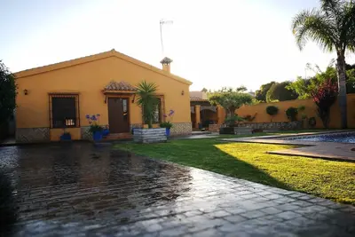 Villa de 1000 m2 avec piscine privée.