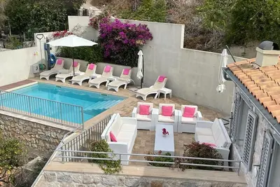 Superbe Vues, Proche Mer, Commerces, Restaurants, Sur L'Ile Non Visitee De Vis, Wifi Gratuit