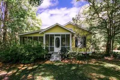 Image de Cottage confortable avec Guest House, Gazebo et Deck