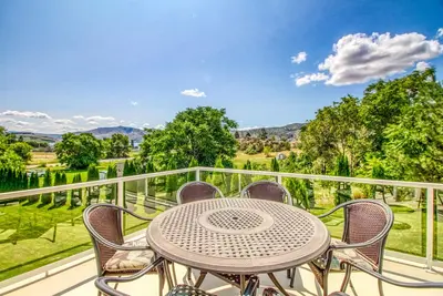 Image de Maison avec vue sur le lac avec terrasse, immense pelouse, terrasse et cuisine extérieure - près du centre-ville!