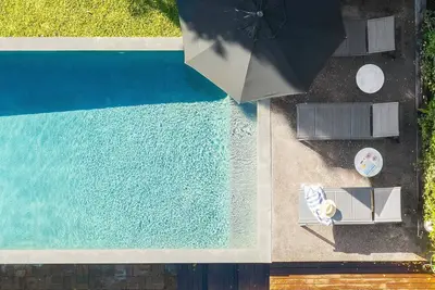 Image de La Recherche - 8 personnes, style hôtel, piscine, plage, vues, shopping, animaux!
