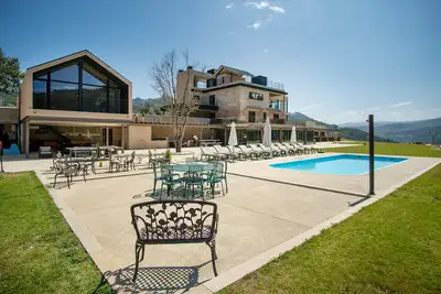 Image de Villa avec piscine chauffée extérieure et intérieure, sauna sec et humide, billard
