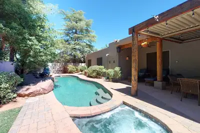 Image de Maison pittoresque avec piscine privée, bain à remous et barbecue dans un jardin tranquille!