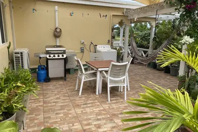 Image de Chalet de jardin tropical - privé avec patio et cour, wifi, cuisine, bd / chambre