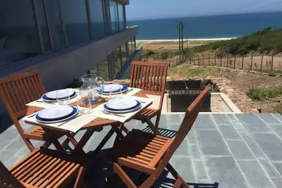 Image de Appartement moderne avec vue sur la mer.