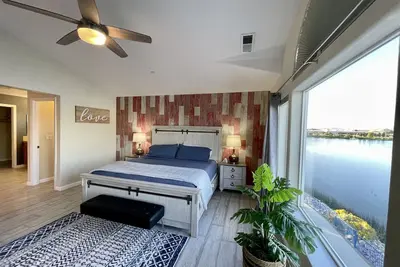 Image de Superbe maison au bord du lac avec une vue imprenable sur Sparks \/ Reno: jusqu'à 17 personnes