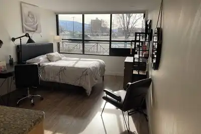 Image de Meilleur studio du centre-ville de Reno! Bain à remous, piscine, salle de gym, billard, parking et plus encore!