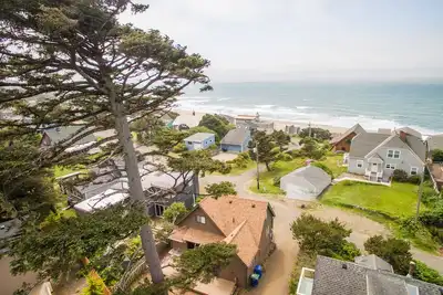 Image de Découvrez la plage dans ce confortable cottage avec 3 chambres et vue sur la mer à Depoe Bay!