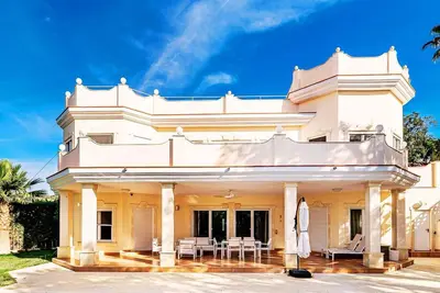 Image de Villa de luxe de 491 m2, équipée des dernières technologies.