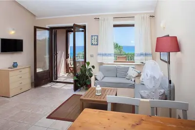 Image de Appartement Ulivi avec vue sur la mer Ă trois minutes Ă pied de la plage Iun E2058